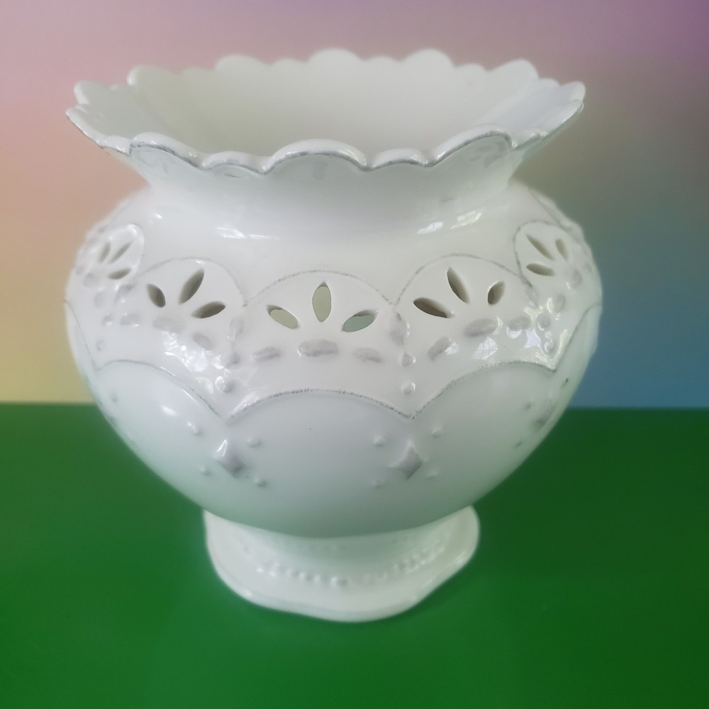 Yankee Candle Ceramic Scalloped Cutout Tea Light Wax Warmer Creamy White